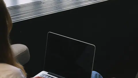 オフィスでの資料作成・検討作業のイメージ写真