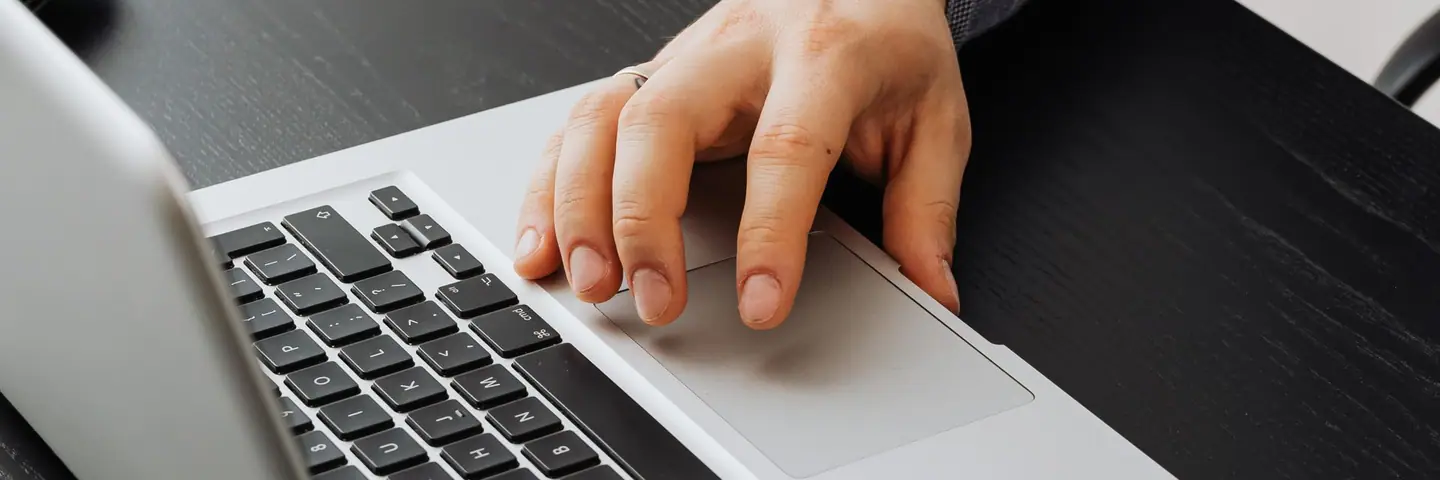 オフィスでの資料作成・検討作業のイメージ写真