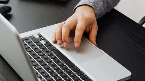 オフィスでの資料作成・検討作業のイメージ写真